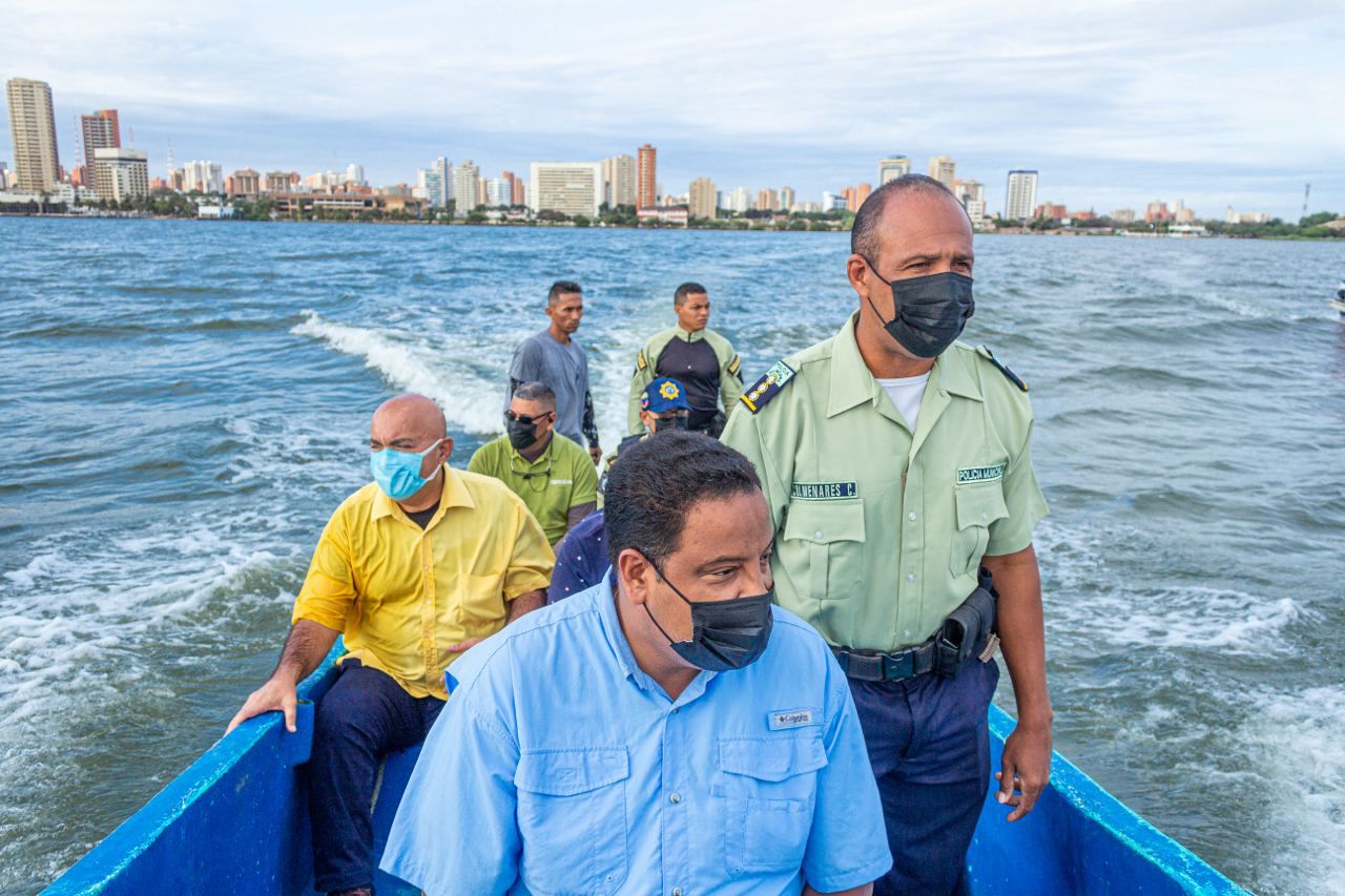 Rafael Ramírez recorre Santa Rosa de Agua con pescadores